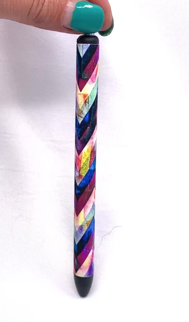 Video of colorful Chevron pen spinning to show full design. 
